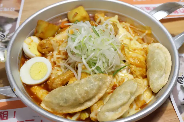 入邊有炸番薯年糕餃子魚糕同埋芝士再配啲好辣嘅韓式醬汁  好好食但係真係辣到噴火對於我5太食得辣既人🌶🌶🌶🌶🌶  