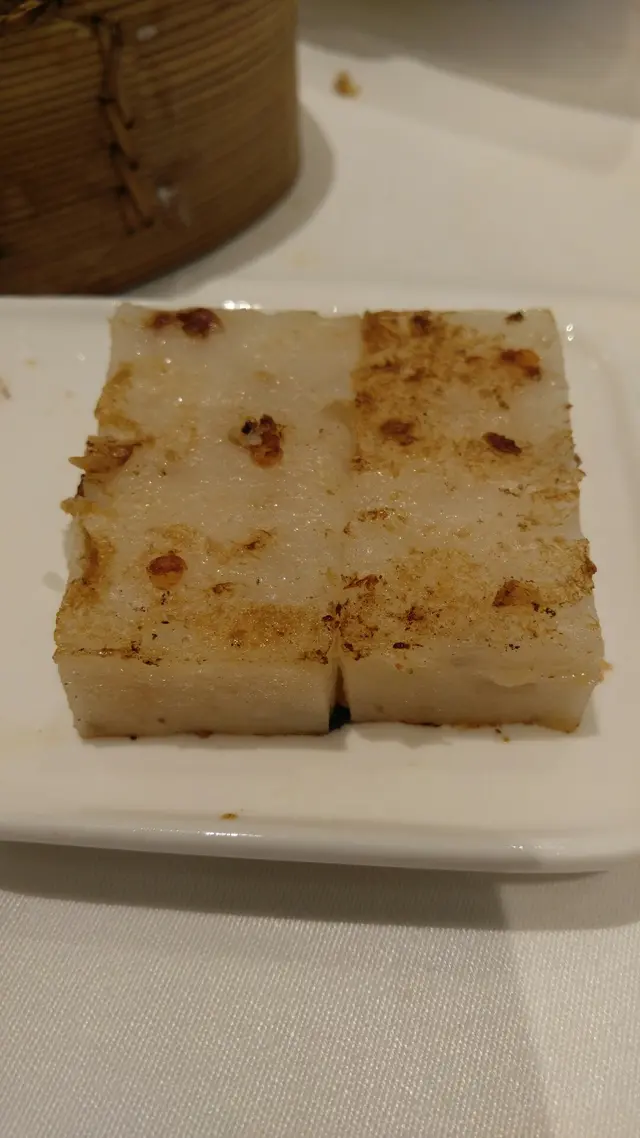 有臘味嘅顏色但係冇臘味嘅味道，蘿蔔糕完全搵唔到一絲蘿蔔，淨係得粉