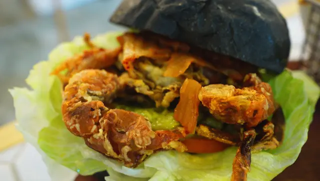 軟殼蟹泡菜竹炭漢堡配薯條