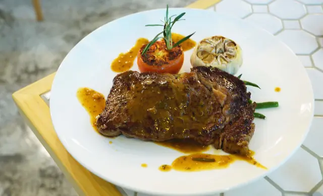 烤美國安格斯牛肉眼扒配迷迭香汁