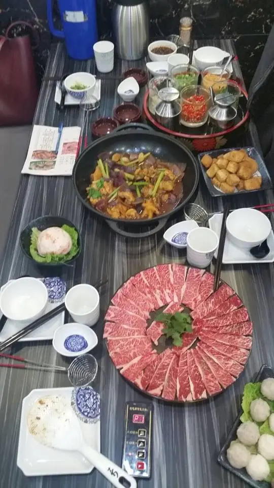食物很快鋪滿的桌子上！