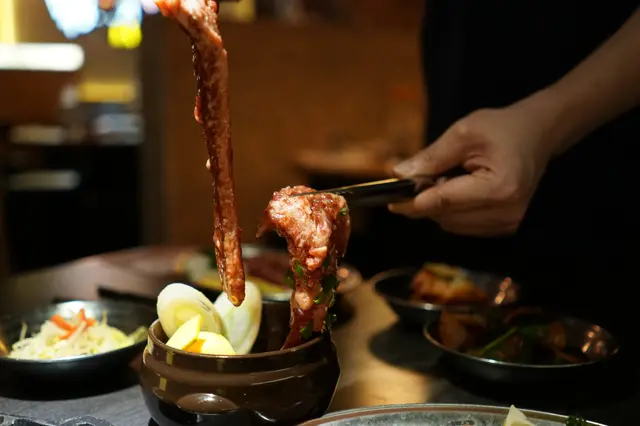 醃烤肉一直是我的最愛,各家自有甕醃的祕方,但都不離「甜香」二字