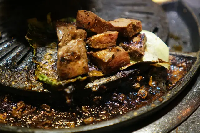 那口感非常獨特,肉質較為硬實,比一般牛舌彈牙帶嚼勁,而牛味相當濃郁