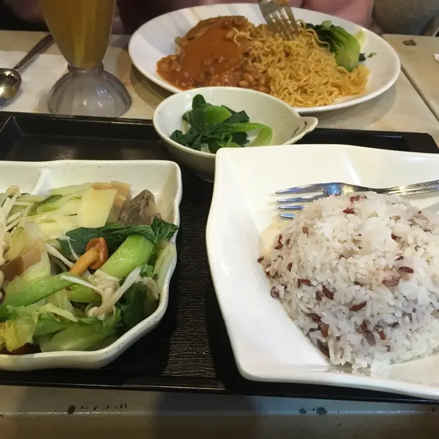 野菌炒雜菜配紅米飯