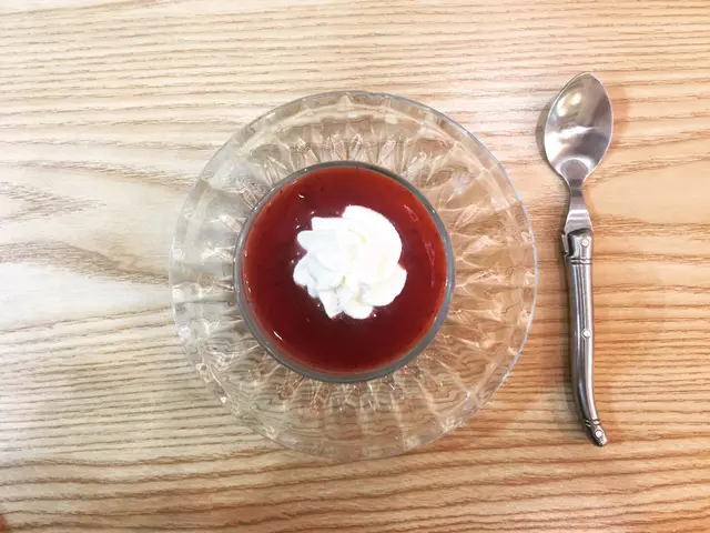 法國大廚話呢個奶凍係用法國的Cream做的，佢試過其他國家的cream,還是家鄉的最好。的確，很滑很light,  沒有厚重感，同時又很香。