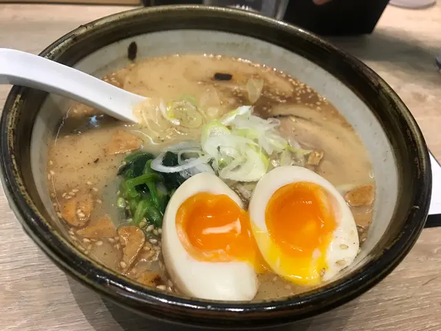 拉麵有得選軟、中、硬，味道很濃