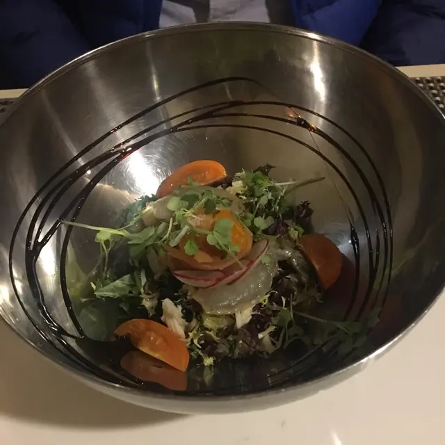 雜苺海鮮沙律，有海膽和蟹腳