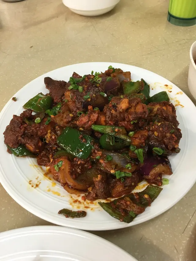 熱油爆炒夠香口，香料入味多層次，香辣開胃，是廣東菜吃不到的味道。雞肉肉質軟淋亦多汁！我相信係用chicken  tikka  嘅肉泥整，感覺很化算😁有很多很甜的紫洋蔥，濃郁的蕃茄及不太辣的青尖椒，有菜有肉，送飯一流！