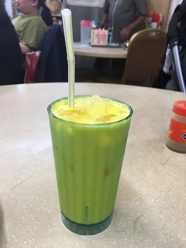 芒果乳酪酸酸甜甜，濃稠冰凍地包裹著熱辣辣的舌頭，是吃辣的好隊友。