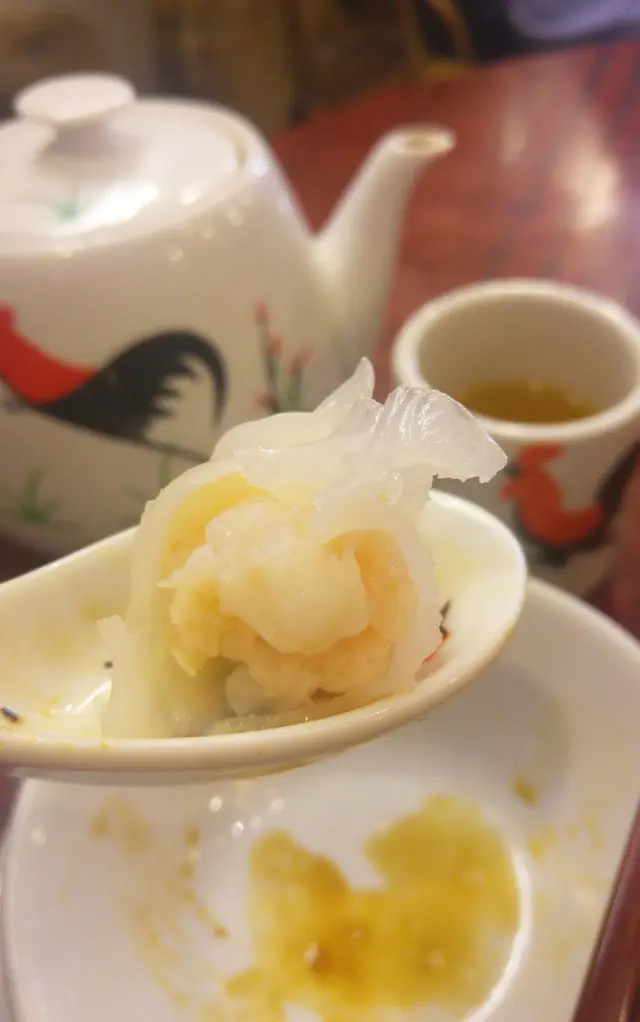 鮮蝦大隻到迫滿整粒蝦餃, 爽口多汁