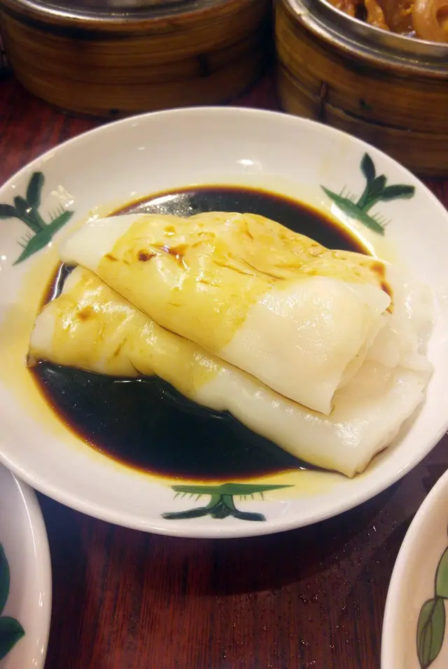 一條腸粉只有兩隻鮮蝦做餡看似很小器, 不過蝦隻體積較大, 算是交足功課