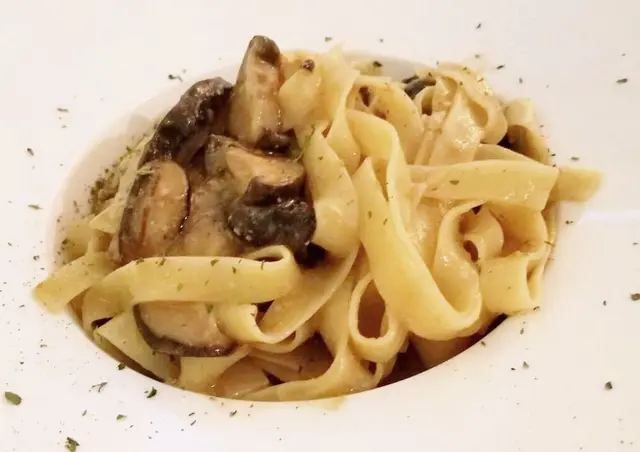 鴨肝醬野菌闊條麵配香濃忌廉汁