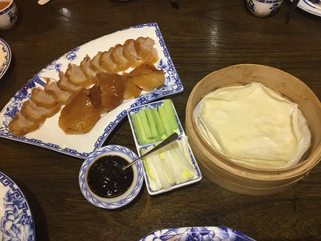 北京填鴨是北京菜的主菜，但上色和味道都差，配菜冇味，醬料普通。最離譜是粉皮蒸唔熟。北京填鴨都做得唔好，何來北京菜?