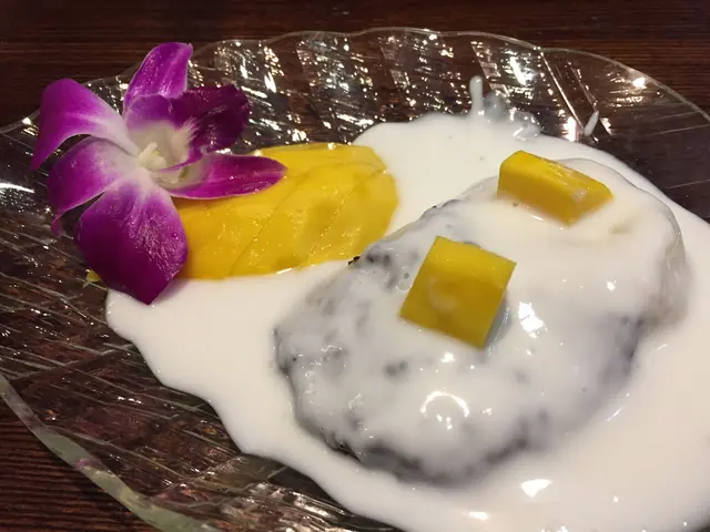 初初以為得黑糯米,原來底層都有白糯米,糯米軟硬適中,芒果甜唔酸熟得啱時候,好味!!