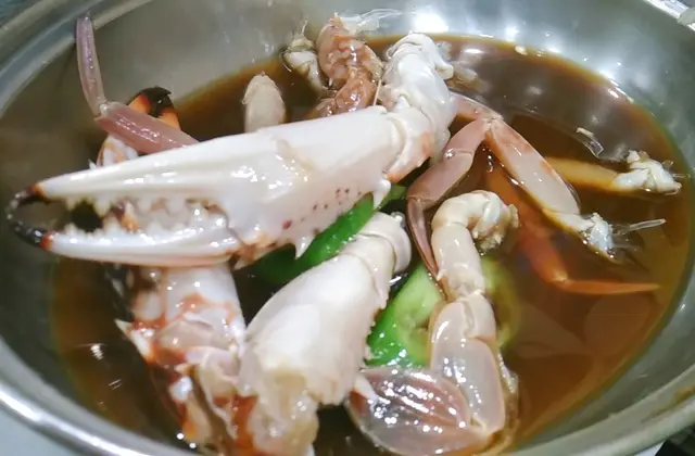 飛機醬缸醃蟹跟紫菜麻油伴飯