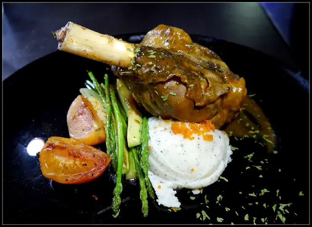 巴黎式紅酒慢煮紐西蘭羊膝