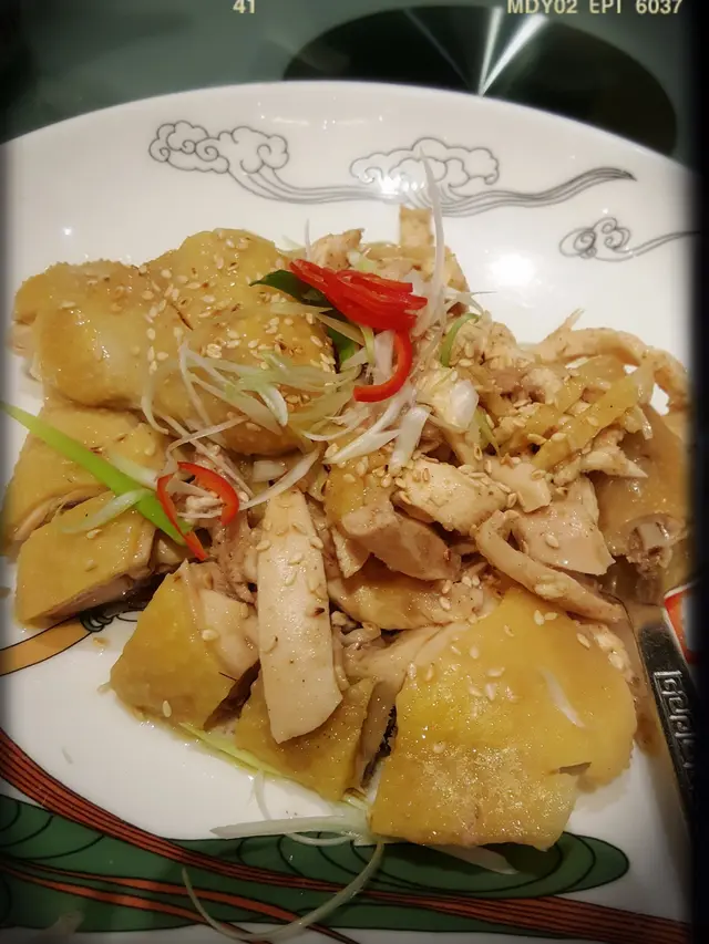 沙薑香妃手撕雞（$240/半隻；$480/一隻）