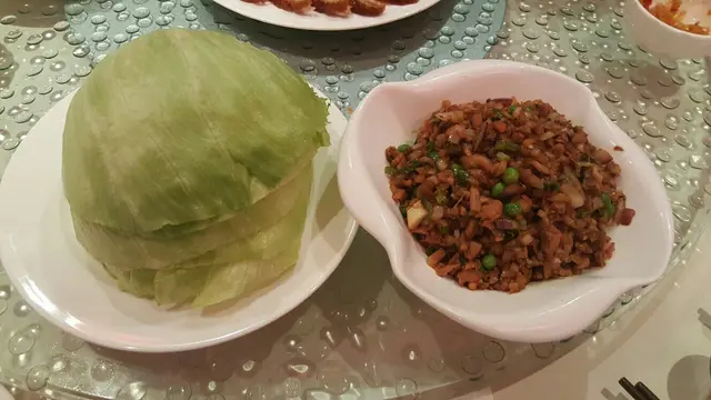 片皮鴨肉包生菜