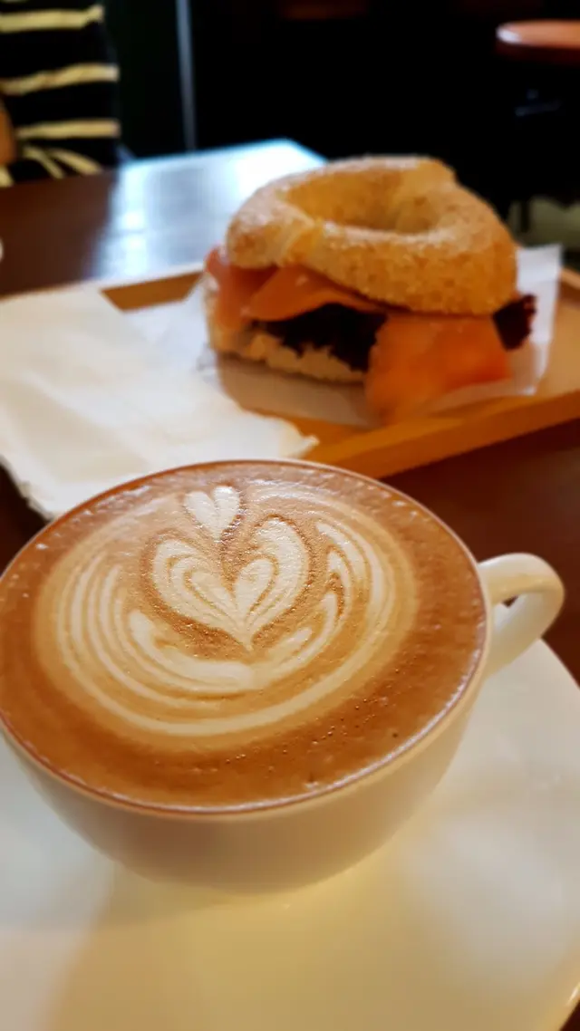 Cappuccino / Salmon Bagle