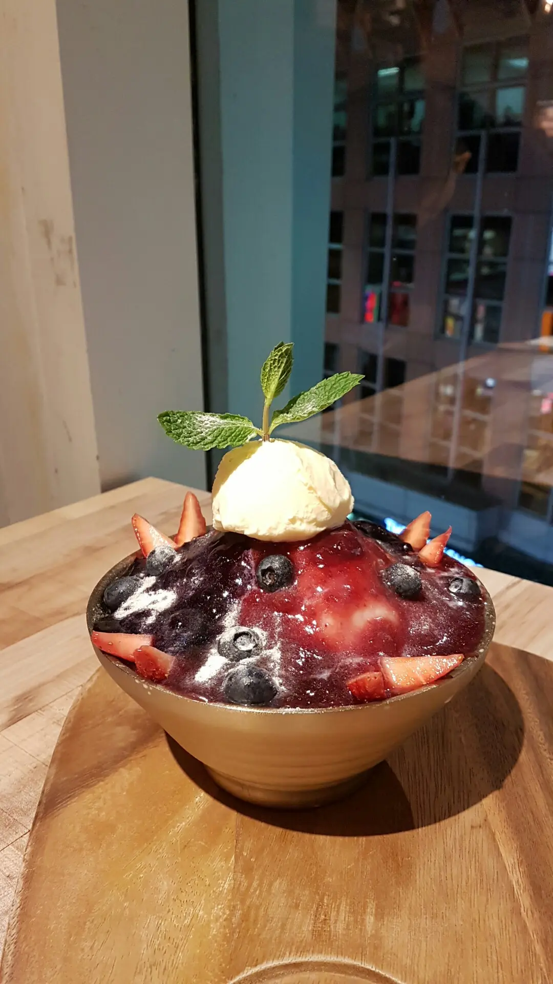 蓝莓草莓刨冰 $ 98