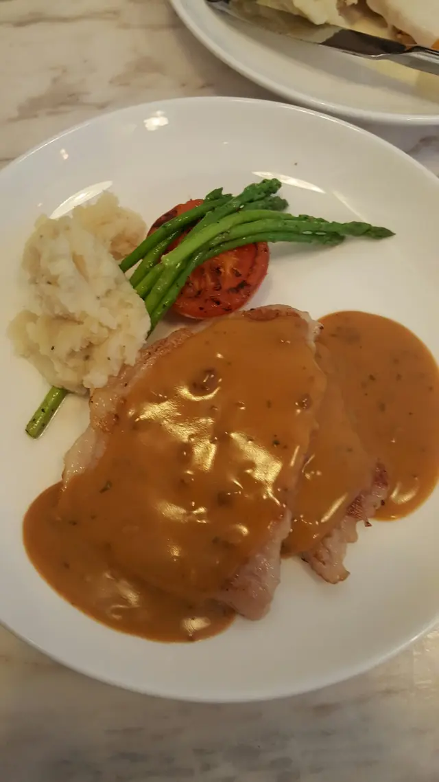 豬扒蘑菇汁配薯菜