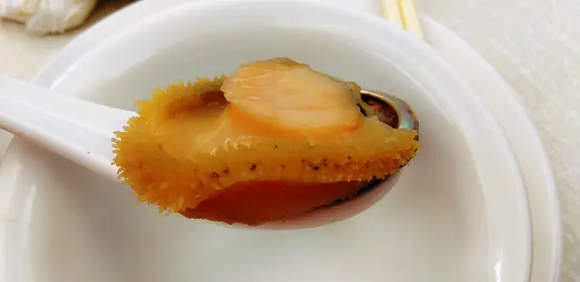 冰鎮鮑魚配燒汁芥辣醬