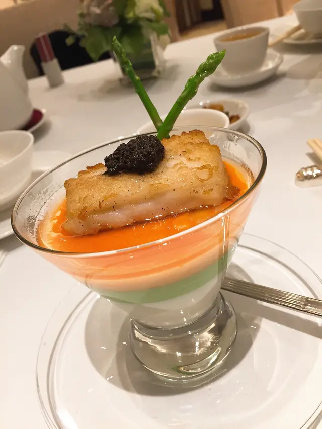 雪嶺紅梅映松露