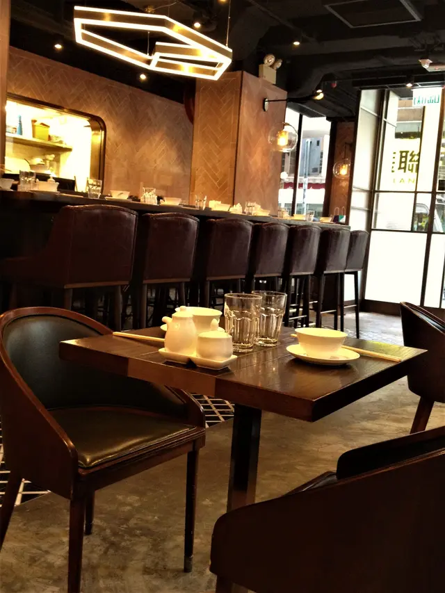 新派裝修, 有BAR枱, 長木椅等!