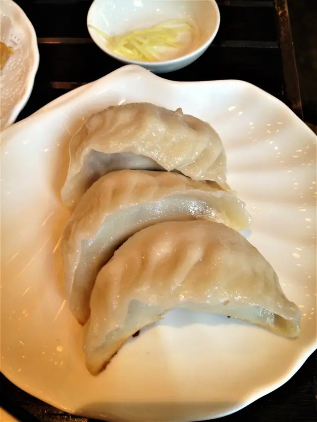 以前不喜歡食小籠包, 煎餃子之類, 因為不喜歡吃太多肉和薑味重. 但今次生煎鍋貼俾到驚喜我. 鍋貼皮薄, 肉量剛好, 底部煎得脆和熱, 一咬內裡的肉汁噴了出來!