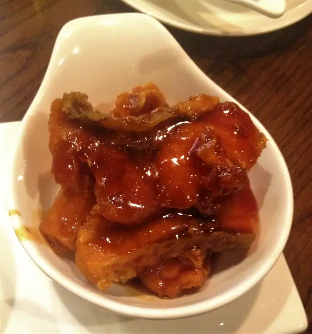 外表很像咕嚕肉, 但原來是五香燻魚. 雖然外掛了醬汁, 不過咬落還脆脆的, 炸得很挺身香口, 味道剛好, 沒有傳統上海菜的肥膩, 味濃.