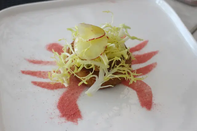 意式蟹餅配櫻花蝦粉 (Traditional Crab Cake with Sakura Prawn Powder)