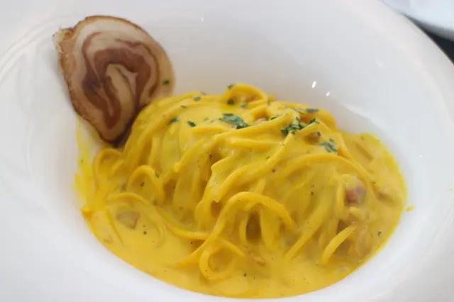 傳統手造卡邦尼意粉幼麵及自家風乾火腿 (Traditional Carbonara with Crispy Homemade Pancetta)
