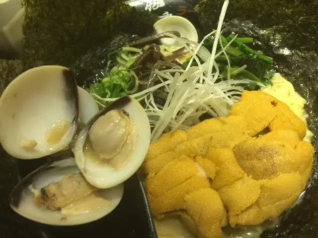 湯底還加配了10多隻白蜆煮湯，
令湯頭多了一層層次感，略帶蜆的鮮甜和醬油的鹹香