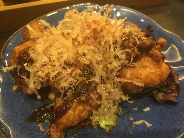 炸雞上灑滿木魚絲，剛放進口就像吃章魚小丸子一樣，😂
只是內裡變成肉質嫩滑入口juicy的雞肉, 加上酸酸甜甜的紫蘇梅醬，不錯吃！