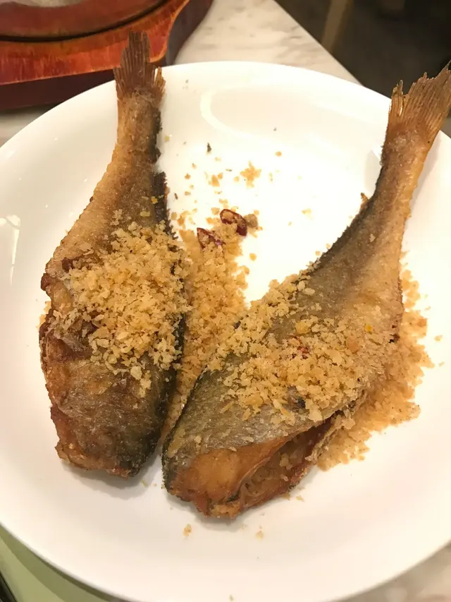 雖然是原條，但SIZE很細，味道偏咸，魚皮非常乾但魚肉尚算滑，但十分多細骨