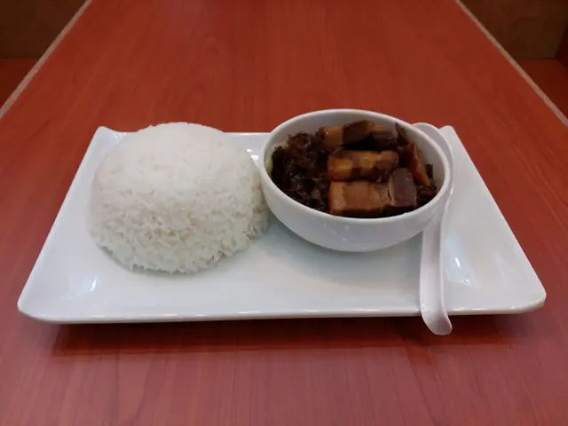 梅菜扣肉飯連熱特飲