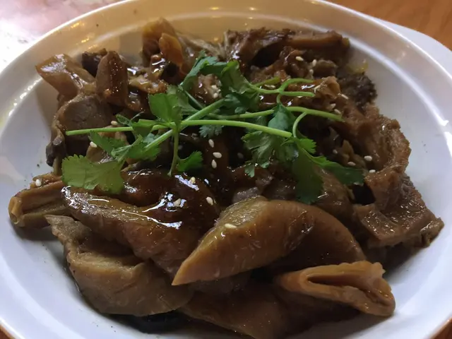 拼盤可自行挑選三款材料,想不到一碟份量咁多!