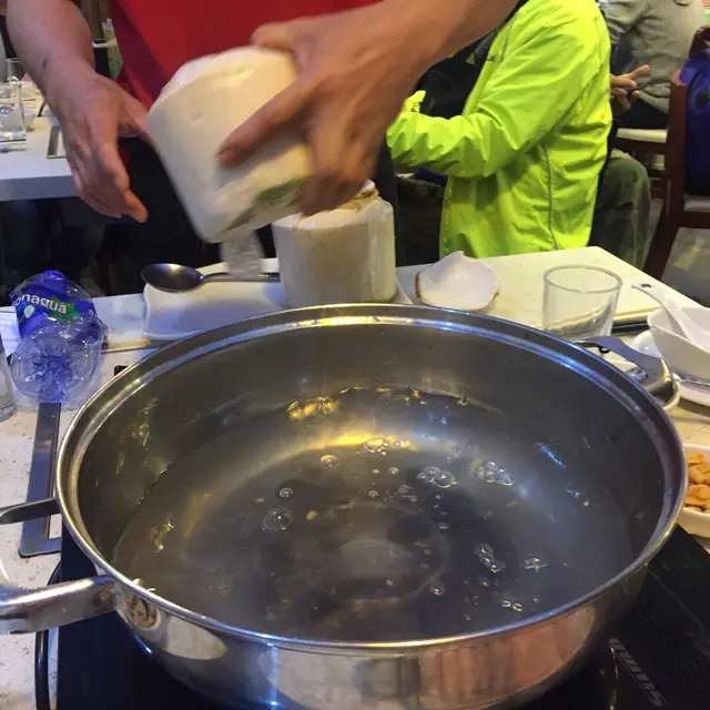 侍應哥哥好努力刮椰青肉