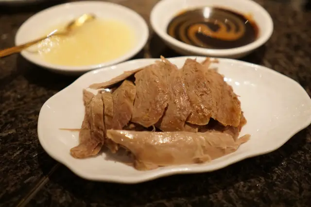 全鴨肉少了一份油香,可觀性大減,這時蘸點蒜末感覺還不錯。