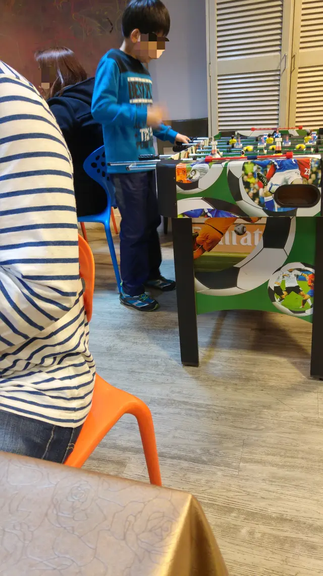 足球機就在你側邊, 好嘈, 尤其成班人圍觀嘅時候