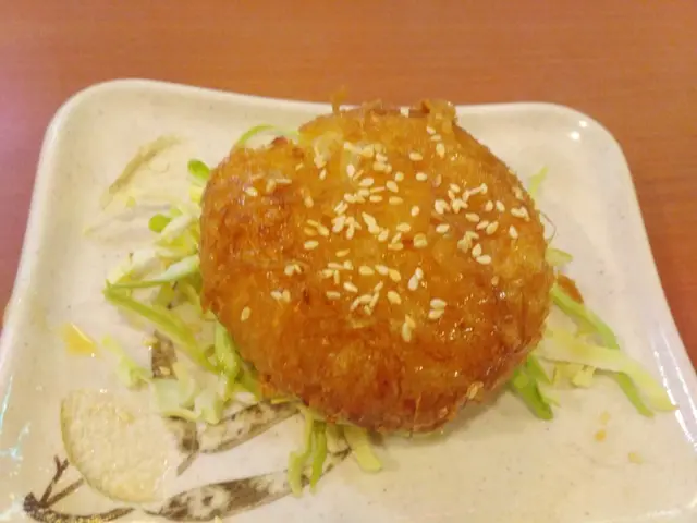 綠豆糯米飯煎蛋.... 比我想像中唔同樣 我以為係糕點 我地一人一啖整散哂佢 。 食後感係..... 唔差既 熱熱地 有椰香味 既糯米飯囉 有人好鐘意食 我就覺得ok 可以啦 平時都唔會點呢個 今次試到都幾好 。 好似25蚊左右