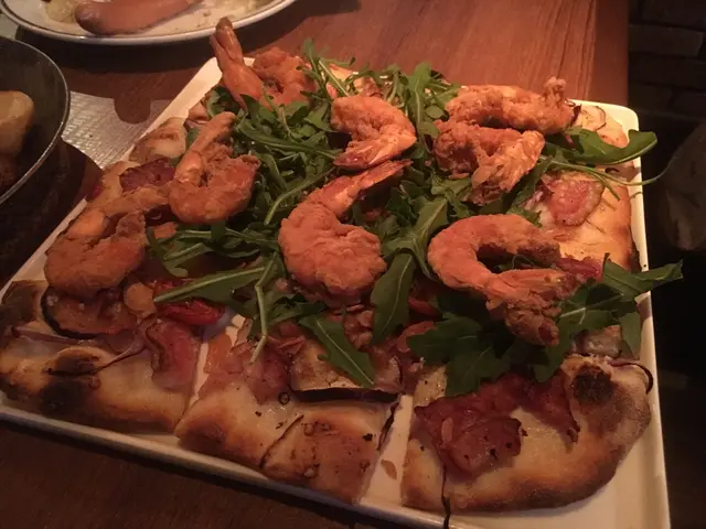 蒜片蝦加係簿餅上,配搭不錯