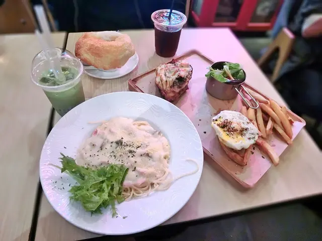 熱辣辣.卡邦尼意粉好濃好香.個雞都ok.好多種類.影相又令