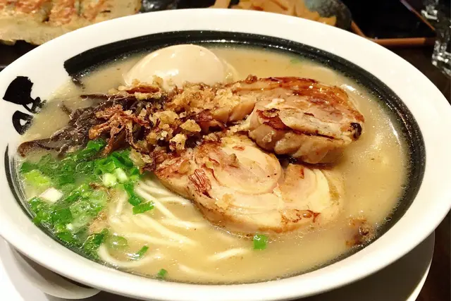 雞湯香濃卻絕不油膩, 加上淡淡拉麵的鹼水味。雞叉燒十分好吃, 肉質厚又嫩滑。