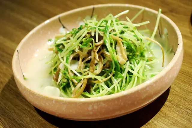 上湯茶樹菇伴翡翠苗