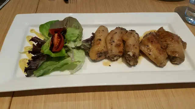 黑胡椒鸡翼伴橄榄油杂菜沙律