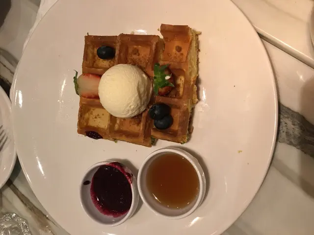 窩夫整得幾鬆化，加埋d醬加雪糕食，簡直一絶！