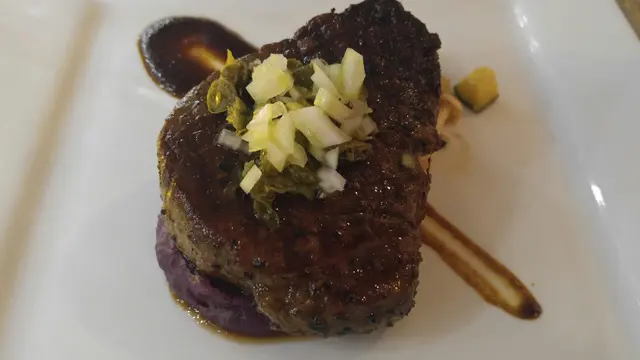 做得好嘅地方係：好多肉汁都鎖得住，食起上嚟好juicy。仲有一個特別係牛扒下面配紫薯，口感同味道都互相提升。