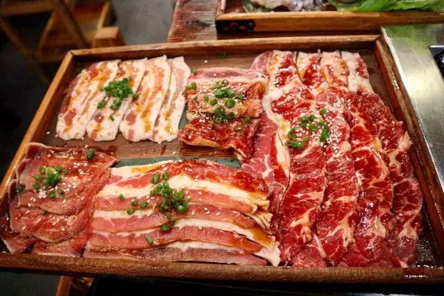 醬燒霜降牛、醬燒牛肋骨、蔥香牛舌、醬燒黑豚肉