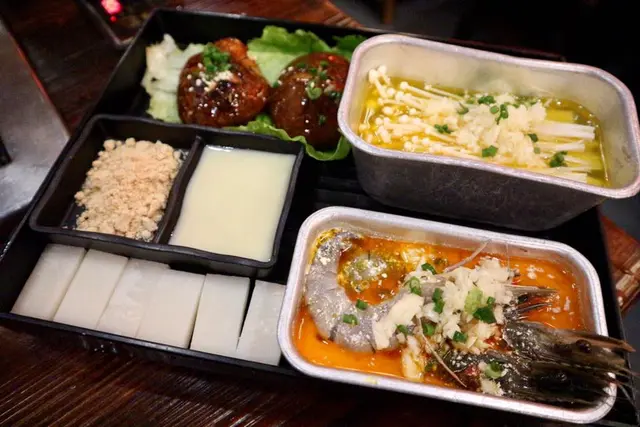 醬燒香菇、牛油金針菇、煉奶花生烤烤年糕、麻辣奶油蝦